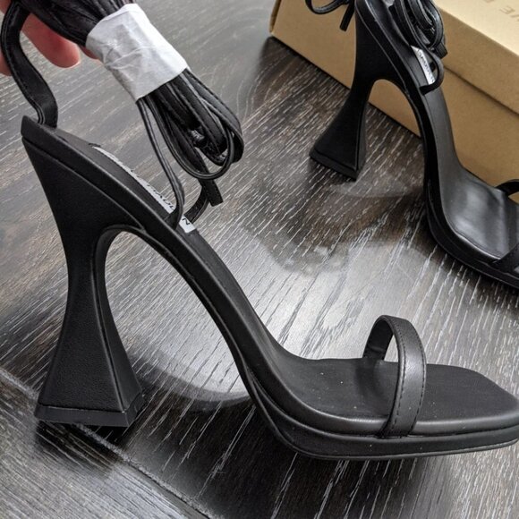 NWT Steve Madden | Lafayette wraparound Sandal in black - Picture 2 of 8